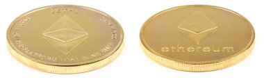 Altın ethereum beyaz arka plan üzerinde izole. (İki kırpma yolu)