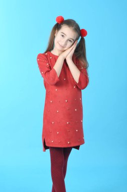 Tam uzunluklu stüdyo fotoğraf kız giyen kırmızı elbise ayakta