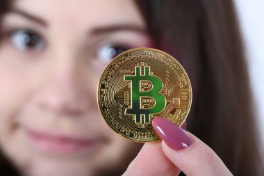 Yeni cryptocurrency tutan kız