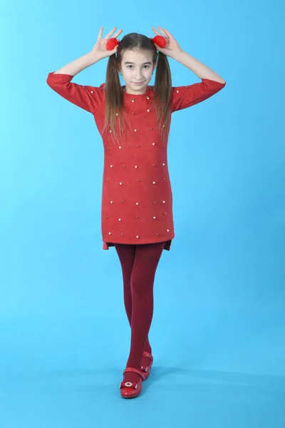 Comprimento total estúdio foto menina vestindo vestido vermelho de pé — Fotografia de Stock