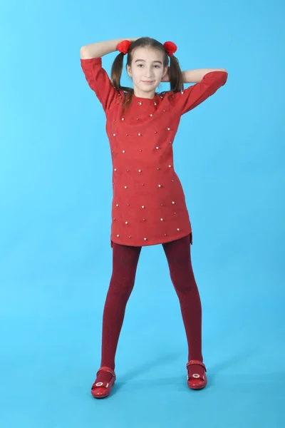Ateliér v celých délkách nosí červené šaty — Stock fotografie
