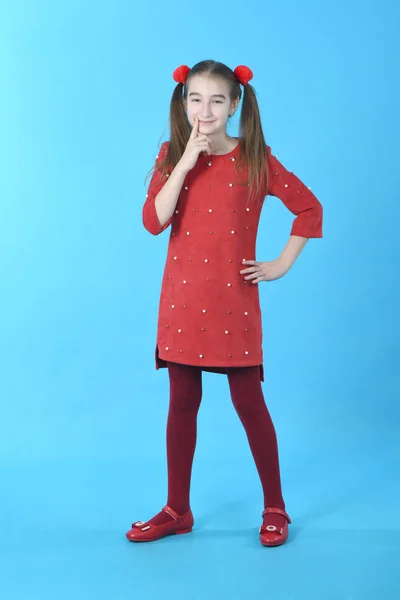 完全長のスタジオ写真の女の子は赤いドレスを着て立って — ストック写真