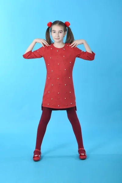 Pleine longueur studio photo fille portant robe rouge debout — Photo