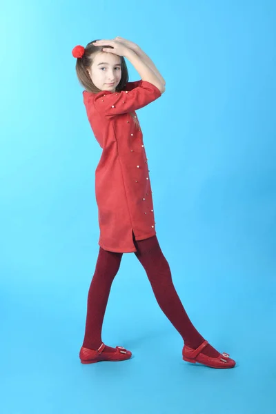 Pleine longueur studio photo fille portant robe rouge debout — Photo