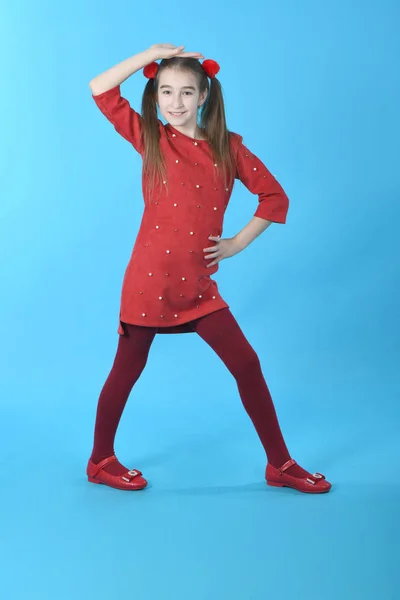 Comprimento total estúdio foto menina vestindo vestido vermelho de pé — Fotografia de Stock