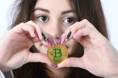 Yeni cryptocurrency tutan kız