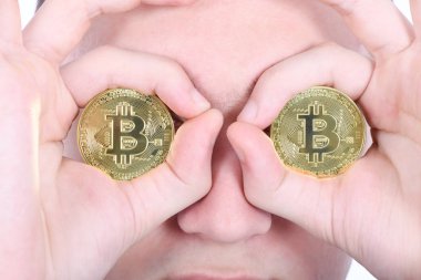 Adam göz yerine iki altın kripto para bitcoin elinde tutar