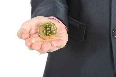 beyaz zemin üzerine altın Bitcoin tutan adamın el.