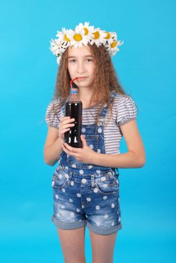 Kız papatyalar ile poz