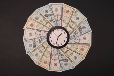 Saat ve dolar kavramı. Para Mandala Kaleidoscope üzerinde saat. Soyut para arka plan raster desen tekrar Mandala daire.