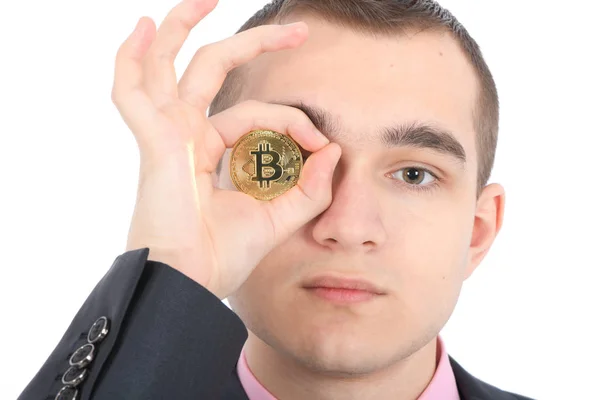 El hombre mantiene el ojo en su lugar dos bitcoin criptomoneda de oro en las manos — Foto de Stock