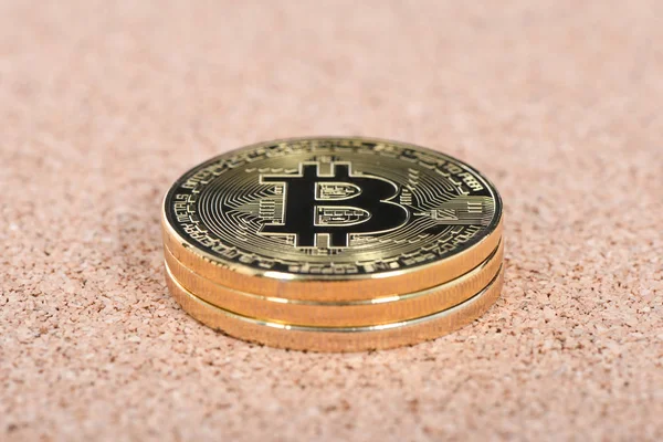 Bitcoin doré sur liège texturé brun . — Photo