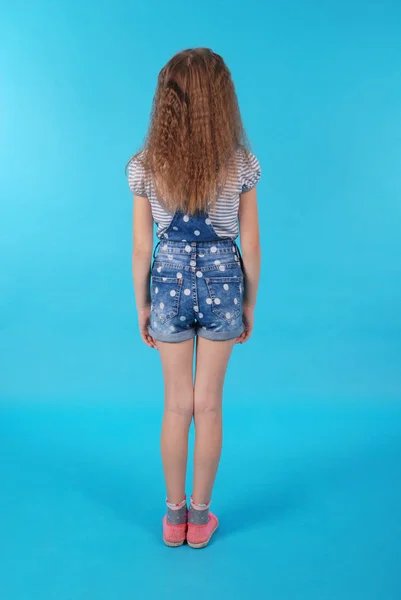 Menina posando de volta de pé — Fotografia de Stock