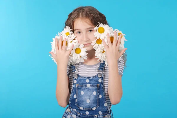 Ragazza in posa con margherite — Foto Stock