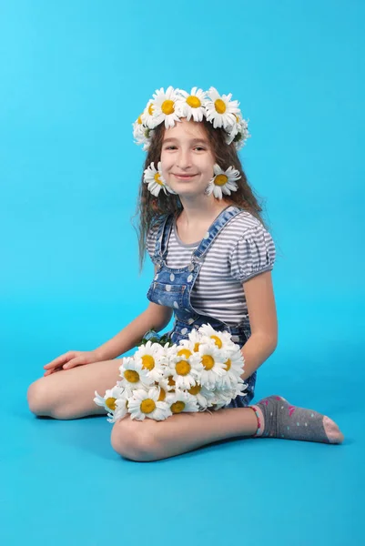 Menina posando com margaridas — Fotografia de Stock