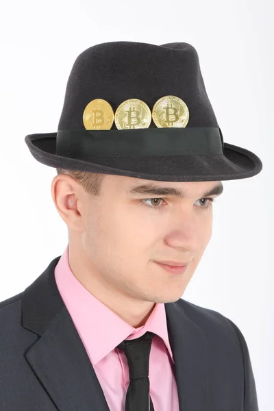 Bitcoin in een vilt mannen hoed geïsoleerd op wit — Stockfoto