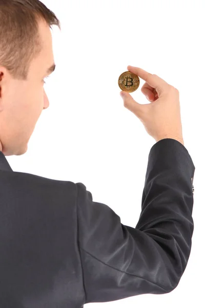 Ο άνθρωπος που κρατάει το χρυσό Bitcoin απομονώνεται σε λευκό — Φωτογραφία Αρχείου