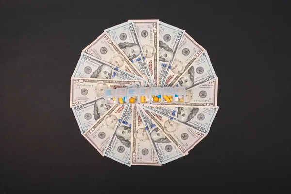 Pillenbox auf Mandala-Kaleidoskop aus Geld. — Stockfoto
