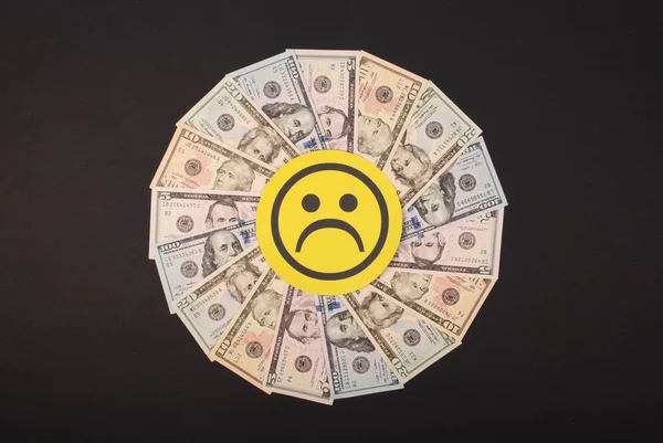 Smutný úsměv tváře na mandalkaleidoskopu od peněz. — Stock fotografie