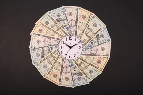 Saat ve dolar kavramı. Para Mandala Kaleidoscope üzerinde saat. Soyut para arka plan raster desen tekrar Mandala daire.