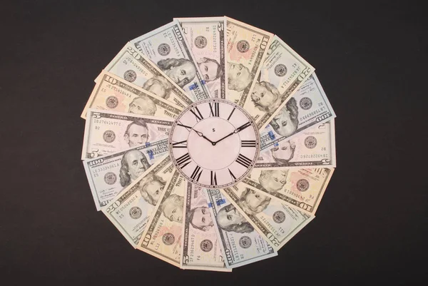 Concepto de reloj y dólar. Reloj en mandala caleidoscopio de dinero. Dinero abstracto fondo patrón raster repetición círculo mandala . —  Fotos de Stock