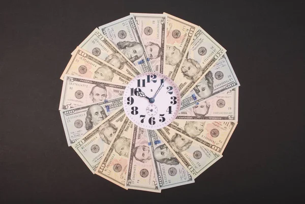 Saat ve dolar kavramı. Para Mandala Kaleidoscope üzerinde saat. Soyut para arka plan raster desen tekrar Mandala daire.