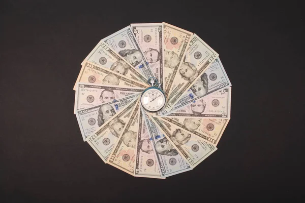 Годинник на мандалиці калейдоскоп від грошей . — стокове фото