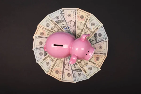 Piggy bank på Mandala Kalejdoskop från pengar. — Stockfoto