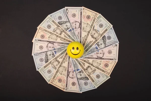 Rostos sorrisos no caleidoscópio mandala de dinheiro . — Fotografia de Stock