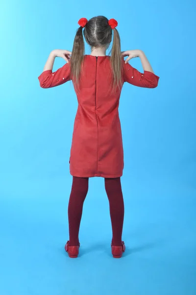 Largura completa estudio foto chica usando vestido rojo de pie — Foto de Stock