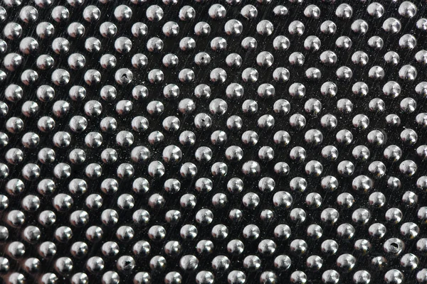Blanka bollar på svart bakgrund. Glänsande silver metall texturerad bakgrund med höjdpunkter och cirklar närbild. — Stockfoto