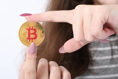 Yeni cryptocurrency tutan kız