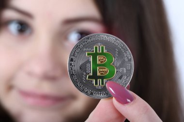 Yeni cryptocurrency tutan kız