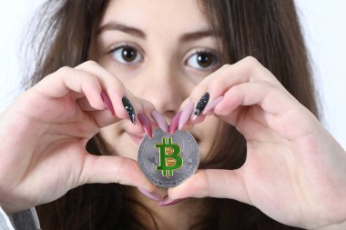 Yeni cryptocurrency tutan kız