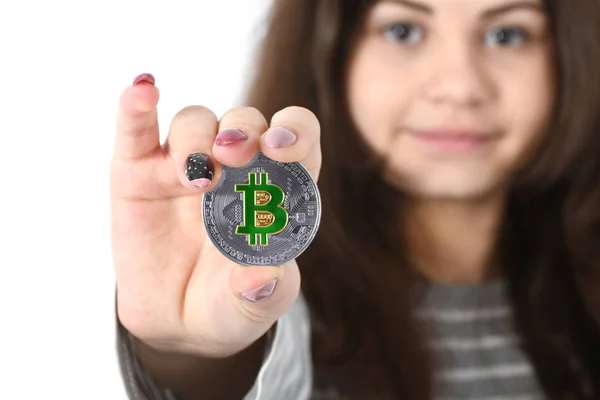 Chica sosteniendo nueva criptomoneda — Foto de Stock