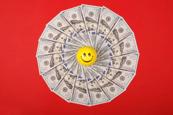 Улыбайтесь лица на мандала калейдоскоп из денег . — стоковое фото