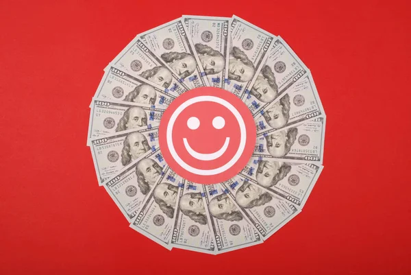 Посмішка дивиться на мандали калейдоскоп з грошей . — стокове фото