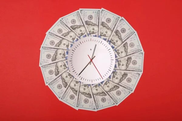 Konzept von Uhr und Dollar. Ab 10 Uhr auf Mandala-Kaleidoskop aus Geld. abstraktes Geld Hintergrund Raster Muster wiederholen Mandala-Kreis. — Stockfoto
