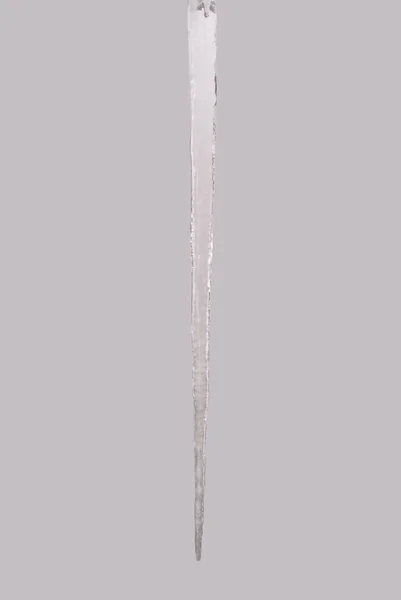 Eiszapfen isoliert auf einem grauen (Clipping Pfad)) — Stockfoto