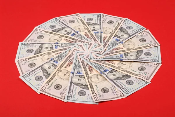 Деньги в форме круга — стоковое фото