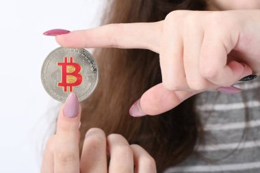 Yeni cryptocurrency tutan kız