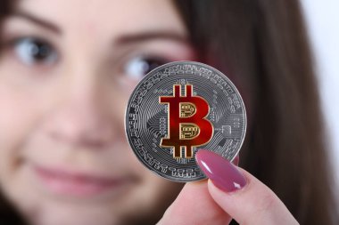 Yeni cryptocurrency tutan kız