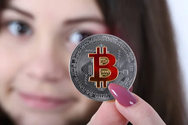 Chica sosteniendo nueva criptomoneda — Foto de Stock