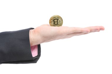 Kahverengi dokulu mantar arka plan üzerinde altın Bitcoin tutan adam eli.