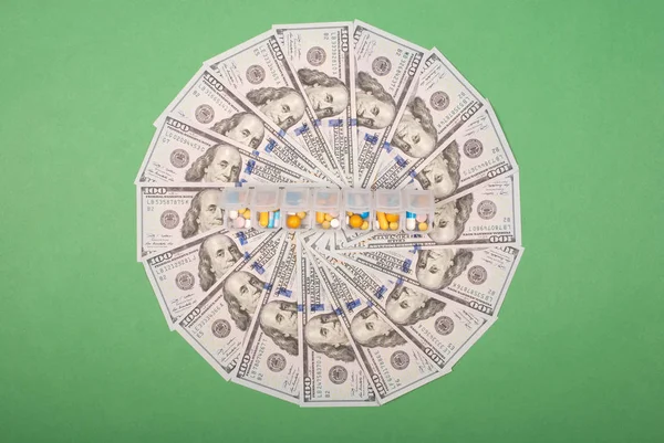 Kotak pil pada mandala kaleidoskop dari uang . — Stok Foto