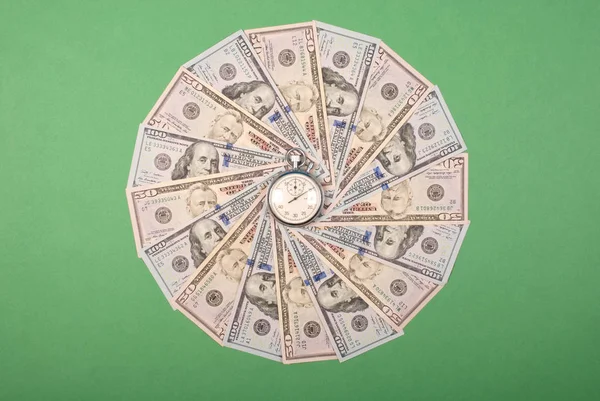 Stoppuhr auf Mandala-Kaleidoskop aus Geld. — Stockfoto