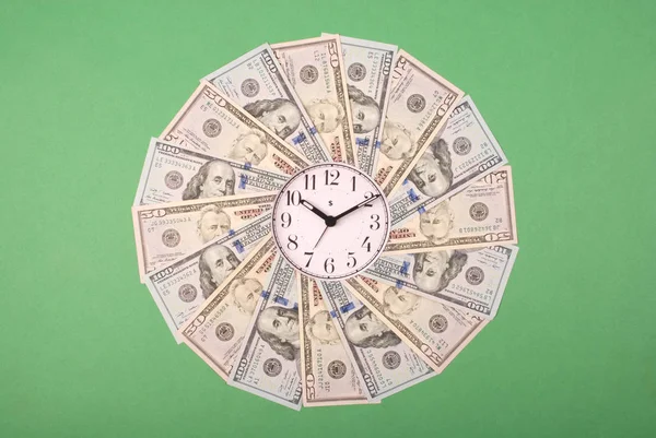 Conceito de relógio e dólar. Relógio em caleidoscópio mandala de dinheiro. Abstrato dinheiro fundo raster padrão repetir mandala círculo . — Fotografia de Stock