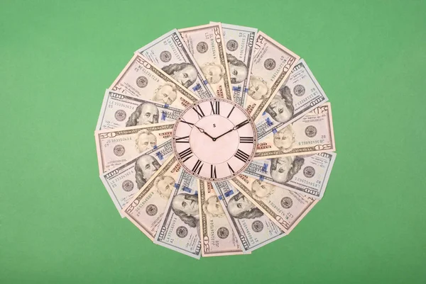 Concepto de reloj y dólar. Reloj en mandala caleidoscopio de dinero. Dinero abstracto fondo patrón raster repetición círculo mandala . —  Fotos de Stock