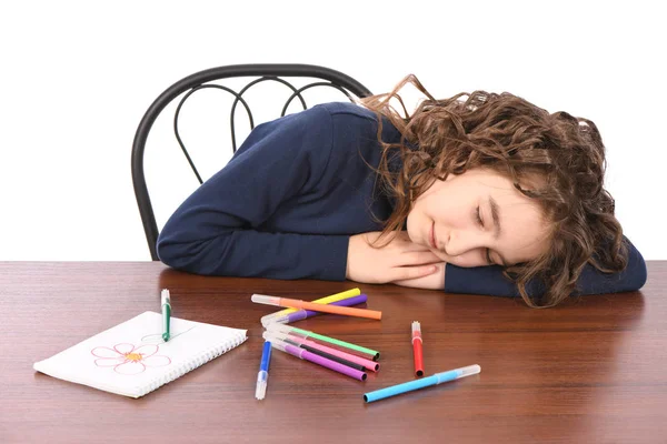 Jonge schoolmeisje tekent met markers terwijl zittend aan tafel — Stockfoto
