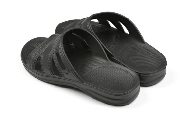 Lastik terlik. Beyaz bir üzerinde izole edilmiş siyah parmak arası terlik çifti. 